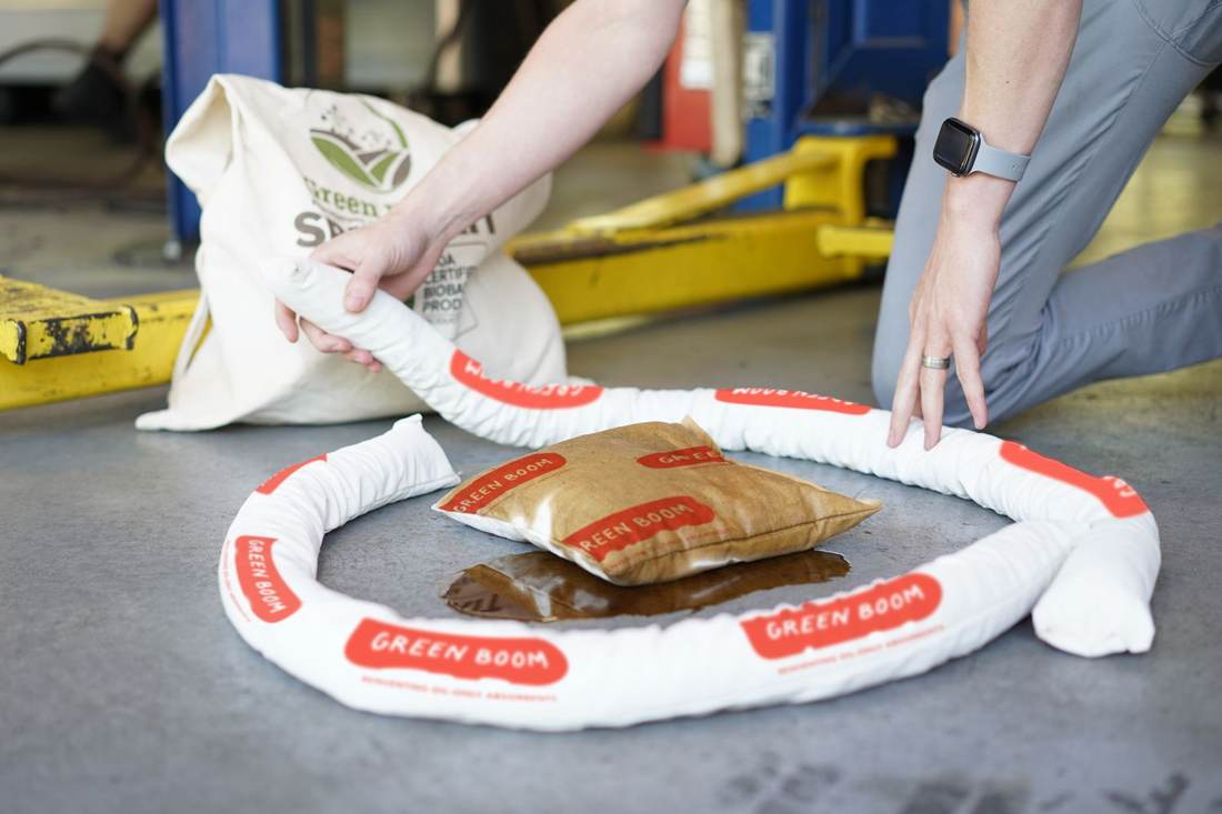 Green Boom-absorptiemiddelen in een autogarage