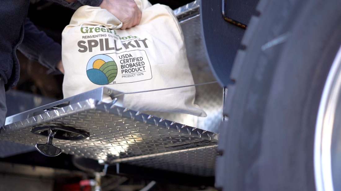 Green Boom-spillkit op de opstap van een vrachtwagen