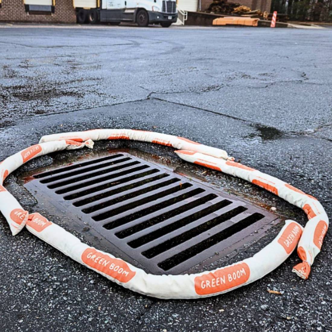 Green Boom-slang beschermt een regenwaterafvoer